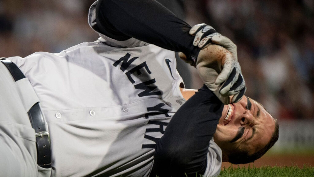 Anthony Rizzo Podría Estar Fuera de 4 a 6 Semanas por Lesión BOSTON -- Los Yankees enfrentarán la ausencia de su primera base, Anthony Rizzo, por un periodo de entre cuatro y seis semanas luego de que sufriera una fractura en el brazo derecho durante una colisión en el séptimo inning de la derrota 9-3 ante los Red Sox la noche del domingo en Fenway Park. Informe y Diagnóstico Un informe de The Athletic del lunes indica que Rizzo se perderá entre cuatro y seis semanas por la fractura en su brazo, aunque el equipo aún no ha confirmado esta información. Detalles del Accidente Rizzo llegó a la base por un error del primera base Dominic Smith y luego chocó con el lanzador Brennan Bernardino, cayendo más allá de la base. Mostró signos de dolor inmediato y permaneció en el suelo durante varios minutos antes de ser sustituido por Oswaldo Cabrera como corredor emergente. "Cuando no se levantó de inmediato, supe que estaba en dolor", dijo el manager Aaron Boone. Los resultados iniciales de una fluoroscopia en Fenway Park fueron negativos, pero Rizzo se sometió a más pruebas el lunes en Nueva York. "Rizz no suele mostrar dolor," comentó el capitán Aaron Judge. "Lidera la MLB en pelotazos recibidos, así que está acostumbrado a lidiar con el dolor. Es un tipo duro." Desafíos en Fenway Park Ha sido un año complicado para Rizzo, cuya temporada 2023 fue afectada por una colisión con Fernando Tatis Jr. de los Padres en mayo del año pasado. Su rendimiento ofensivo cayó notablemente después de ese incidente, y eventualmente fue puesto en la lista de lesionados por síndrome post-conmoción. Aunque Rizzo ha afirmado en varias ocasiones que ya no tiene problemas relacionados con la conmoción, sus números han disminuido cada mes este año. Incluyendo su actuación sin hits el domingo, Rizzo tiene solo 5 hits en 48 turnos al bate (.104) en junio, con un doble, un jonrón y tres carreras impulsadas. "Ha estado bateando bien la última semana y ha conseguido algunos hits importantes," dijo Judge. "Pegó un jonrón contra Kansas City. Lo vamos a extrañar, pero lo principal es su salud." Cambios en la Alineación Con Rizzo en la lista de lesionados, los Yankees podrían mover a DJ LeMahieu a la primera base con mayor regularidad, y dar más tiempo de juego a Cabrera en la tercera base, como lo hicieron para completar el juego del domingo. Opciones en Triple-A En Triple-A Scranton/Wilkes-Barre, hay un par de opciones prometedoras para la primera base, aunque ninguna está actualmente en el roster de 40 jugadores. El receptor/primera base Ben Rice ha tenido un buen comienzo tras una reciente promoción desde Doble-A Somerset, acumulando 14 hits en 42 turnos (.333) con tres jonrones y 10 carreras impulsadas en Triple-A. Rice es el prospecto número 12 de los Yankees, según MLB Pipeline. T.J. Rumfield también ha sido uno de los bateadores más consistentes de los RailRiders, con una línea de .303/.358/.454, cinco jonrones y 32 carreras impulsadas en 47 juegos de Triple-A hasta el domingo.