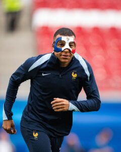 Mbappé se entrena con máscara no homologada antes del Francia-Países Bajos