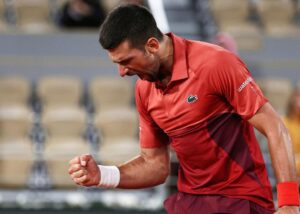 Djokovic avanza a segunda ronda en Wimbledon tras recuperación milagrosa